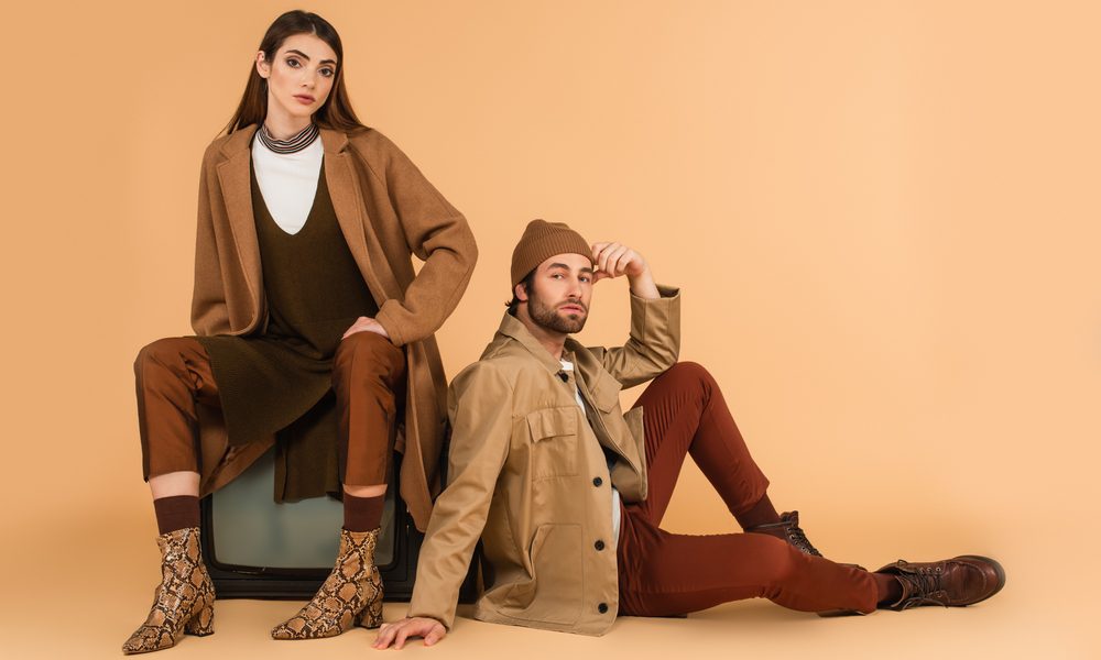 Femeie stilată cu palton, pantofi și geantă