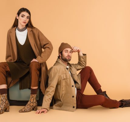 Femeie stilată cu palton, pantofi și geantă