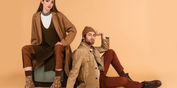 Femeie stilată cu palton, pantofi și geantă